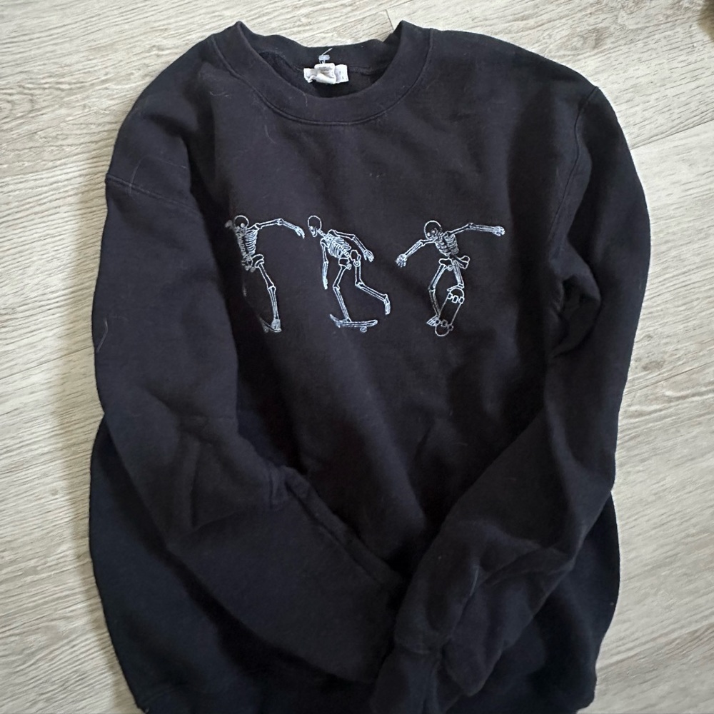 Tillys skater crewneck